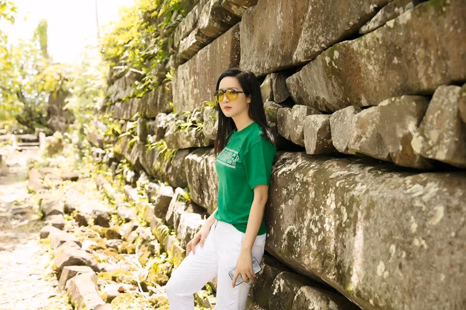 Cô mặc áo phông xanh với quần trắng giúp “ăn gian” cả vài chục tuổi.