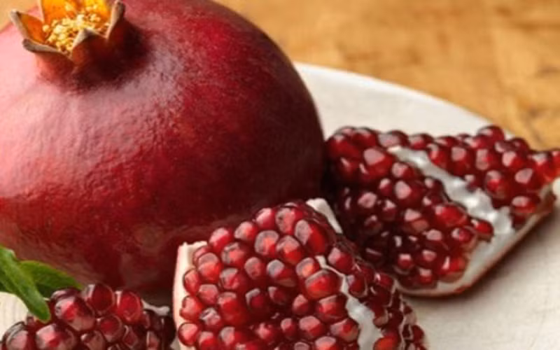 Lựu: Giàu tannin. lựu là loại trái cây tuyệt vời có tác dụng loại bỏ các độc tố ra khỏi cơ thể. Ngoài ra, lựu còn được biết đến với khả năng làm giảm nguy cơ ung thư máu.