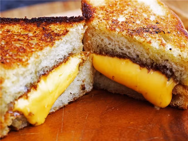 Bánh mì kẹp phô mai là món ăn điển hình của Mỹ, gồm phô mai kẹp giữa bánh mì trắng và rán trong chảo đầy bơ.
