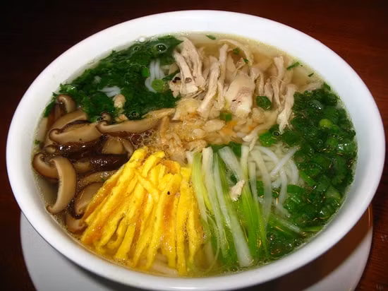 Nguyên liệu chính để làm bún thang là loại bún rối gỡ được thành sợi nhỏ, mềm, trắng như bông. Thịt gà ta xé khéo để vẫn dính chút da vàng óng, giò lụa loại ngon thái sợi, trứng tráng mỏng xắt chỉ rối, ruốc tôm ngọt mà không tanh, được làm bông lên. Ảnh: Internet.