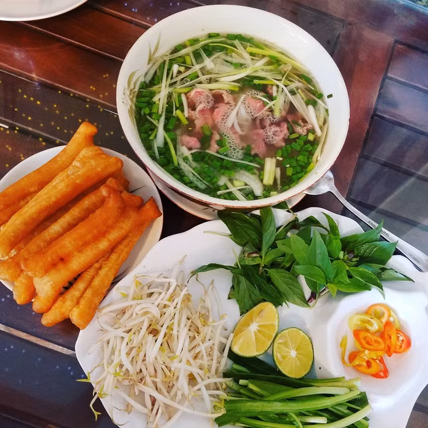 Phở Thìn: Theo DidierCorlou, bếp trưởng khách sạn Sofitel Motropole Hà Nội, nếu bạn đến Việt Nam mà chưa thưởng thức món phở thì bạn chưa thực sự trải nghiệm phong vị ẩm thực của đất nước này. Phở là một thứ quà đặc biệt của Hà Nội. Không phải chỉ riêng Hà Nội mới có, nhưng chính vì chỉ ở Hà Nội mới ngon. Ảnh: Zing.
