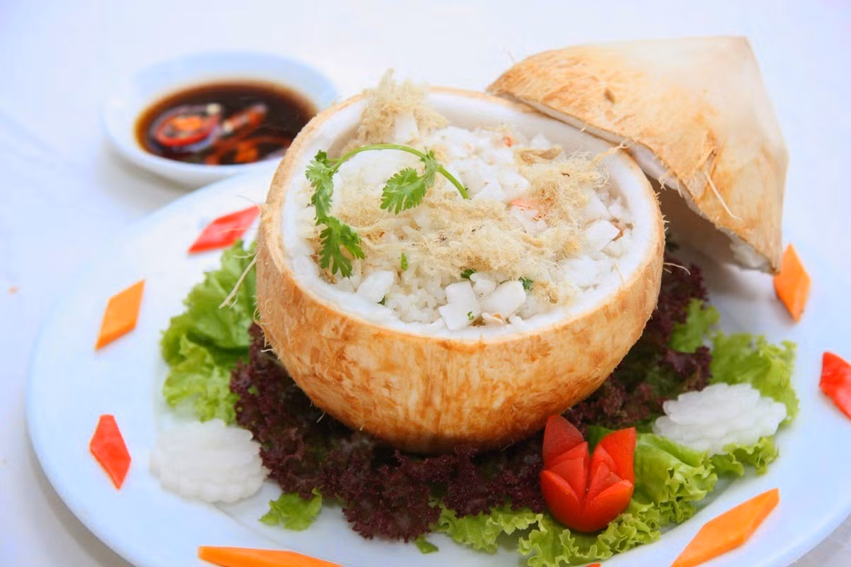 Cơm trái dừa của người Bến Tre cũng là một trong những món ngon từ quả dừa cực kỳ độc đáo. Người ta thường chọn loại gạo dẻo, thơm rồi nấu cùng nước dừa xiêm để tạo nên vị ngọt thanh rất mới lạ. Phần cơm không chỉ thơm ngon mà còn xinh xắn khi được đặt trong vỏ quả dừa, hấp tầm 1 tiếng.