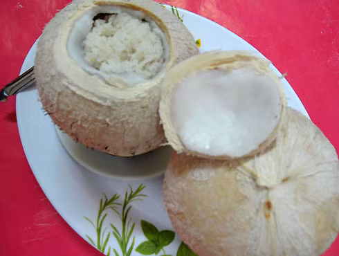 Khi chín, làn khói tỏi ra mùi thơm nghi ngút khơi dậy mọi giác quan của thực khách. Từng hạt gạo dẻo quyện thêm độ bóng bẩy từ nước dừa trông vô cùng hấp dẫn. Thưởng thức ngay khi cơm còn nóng, bạn sẽ xuýt xoa với vị ngọt thơm, man mát đọng lại nơi cổ họng.