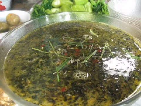 Cảm giác đầu tiên là vị đắng ngắt, sau đó là vị cay xè của ớt và dư vị đậm đà của các loại thịt hòa lẫn, cùng mùi vị đặc trưng của thú rừng. Canh đắng có thể giúp thải chất độc trong cơ thể. Món canh đắng còn rất kén người thưởng thức. Nhiều người còn nhắm mắt, rùng mình vì chưa từng ăn món nào đắng đến thế. Ảnh: Internet.