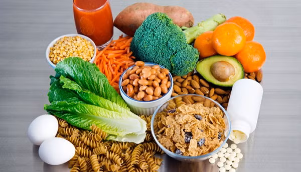 Thực phẩm chứa folate: Folate được chuyển đổi trong cơ thể thành a-xít folic. Một số loại thực phẩm giàu folate là rau bina, súp lơ xanh, củ cải đường, măng tây, trái cây họ cam quýt, đậu lăng và quả bơ.