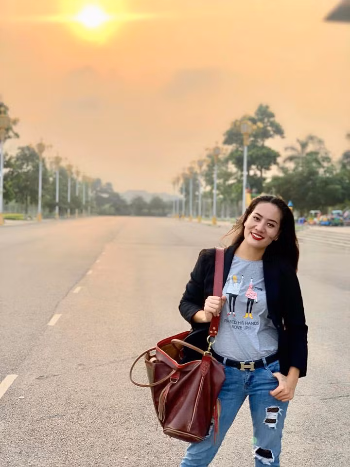 Bình thường, cô khá trung thành với phong cách bụi bặm như áo phông, quần jean rách.