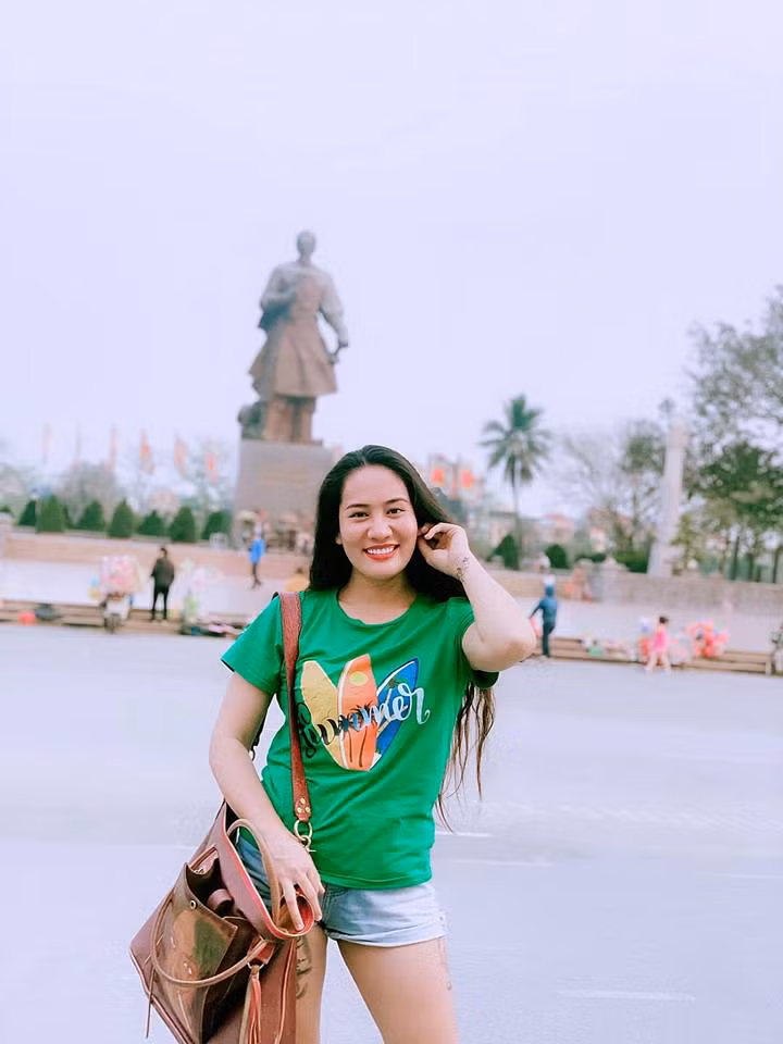 Minh Cúc diện áo phông và quần jean rách hết sức trẻ trung. Ảnh: FBNV.