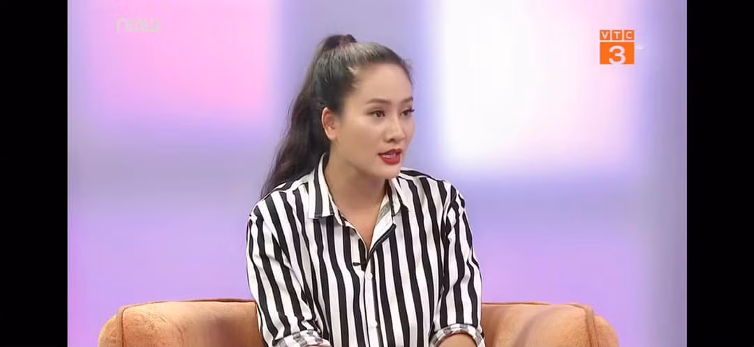 Dù được mời phỏng vấn trên sóng truyền hình, cô vẫn chọn áo sơ mi kẻ giản dị.