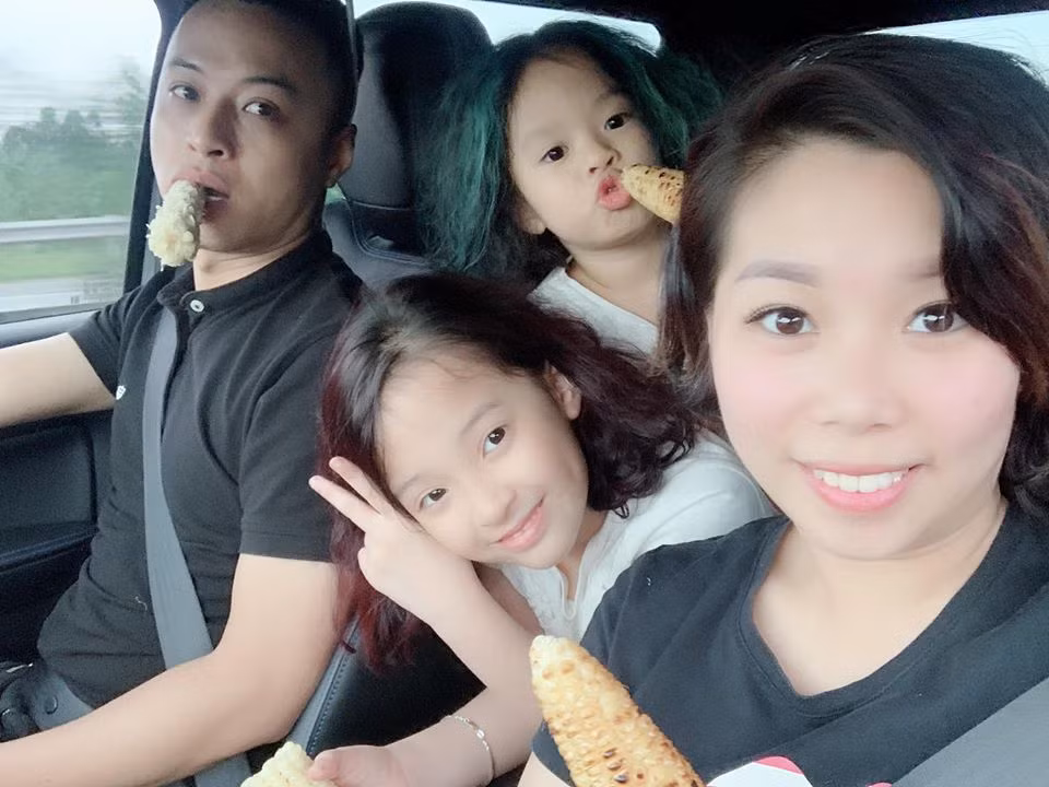 Bố mẹ diện đồ đen thì hai con diện đồ trắng đối lập.