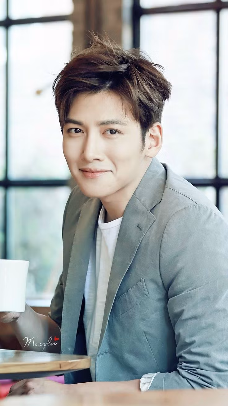 Ji Chang Wook thu hút mọi ánh nhìn với diện mạo đầy lôi cuốn trong bộ vest phá cách nổi bật.