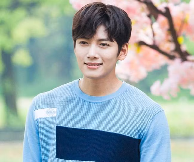 Đôi chỉ, Ji Chang Wook chỉ cần diện áo thun cũng đủ hấp dẫn các cô gái.