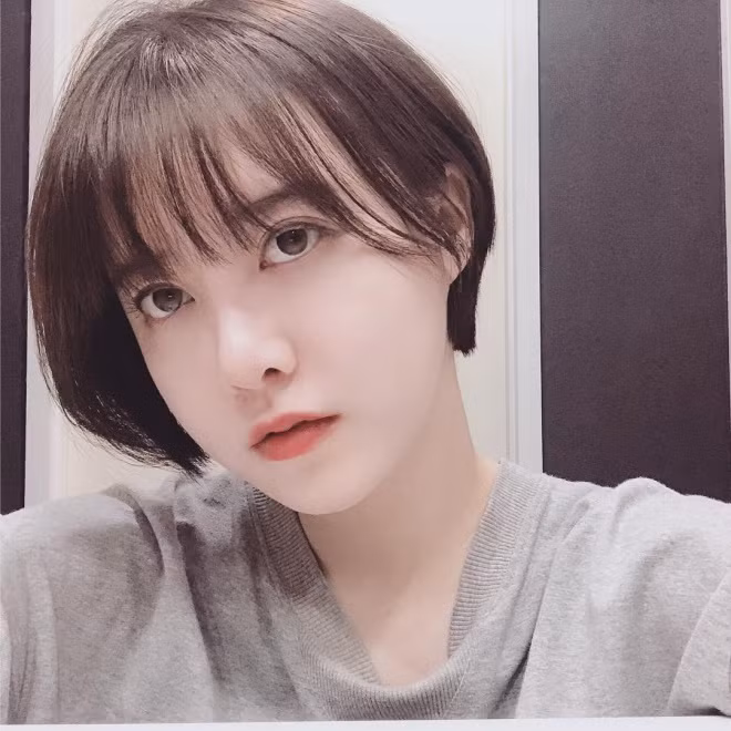 Vốn có khuôn mặt tròn trịa, đường nét nhỏ nhắn, mái tóc ngắn càng làm tôn lên vẻ trẻ trung cho “nàng Cỏ”.