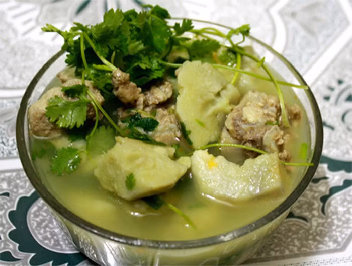 Khoai sọ mán: Đây là đặc sản của người Dao ở Mộc Châu. Khoai củ to, ruột vàng ươm, ninh chóng nhừ, khi chín màu vàng ươm như mỡ gà nhưng không bở tung, ăn vào vừa dẻo vừa thơm. Khoai sọ mán có thể chế biến thành nhiều món nhưng ngon nhất là nấu canh xương. Ảnh: Dulichmocchau.