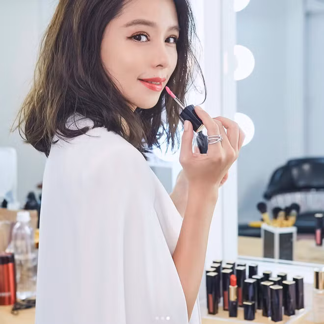 Từ Nhược Tuyên luôn giữ thói quen đắp mặt nạ dưỡng ẩm đều đặn hai lần mỗi tuần. Nhờ vậy, làn da của mỹ nhân sinh năm 1975 luôn căng mọng.