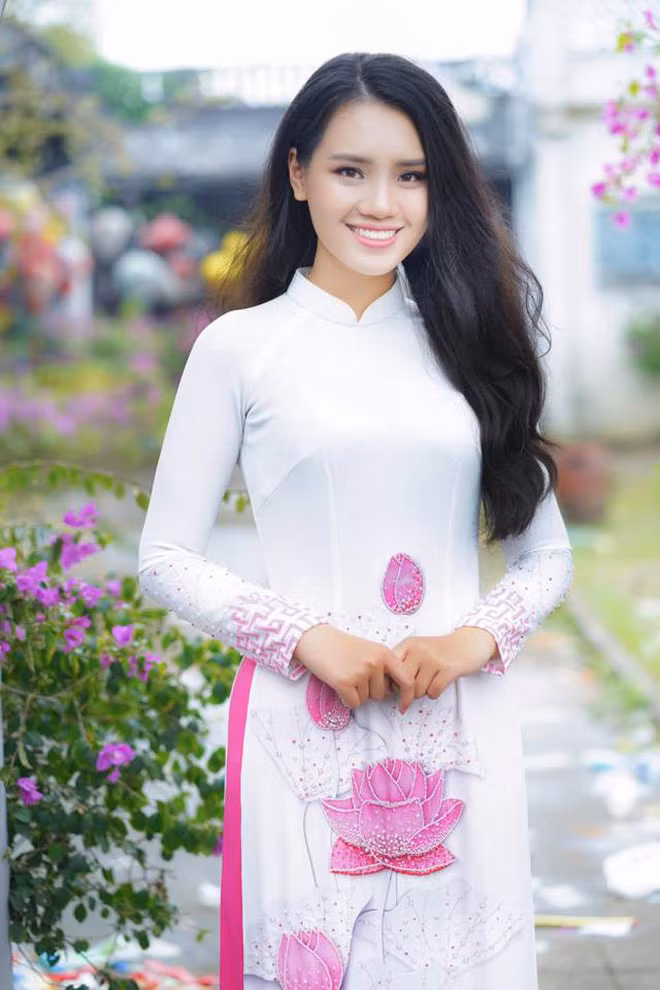 Với bộ thời trang áo dài trắng thêu hình đóa sen hồng, Linh Chi gây ấn tượng bởi vẻ đẹp nền nã, dịu dàng và nụ cười tươi tắn.