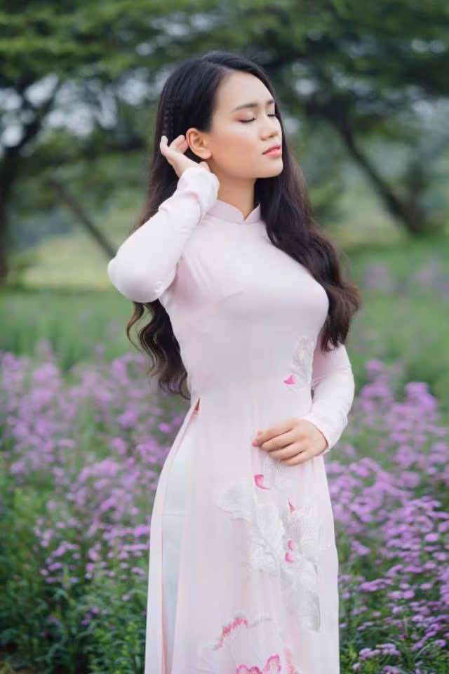 Hình ảnh nữ sinh diện áo dài cực kỳ duyên dáng và nữ tính.