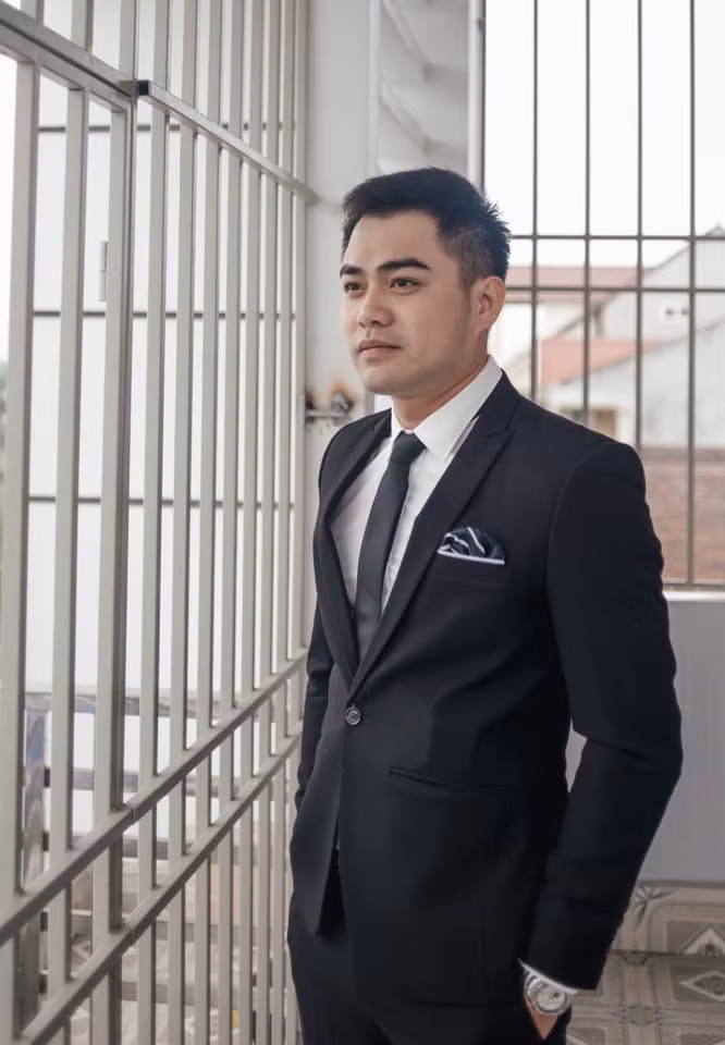 Anh diện vest trông trẻ trung và điển trai vô cùng.