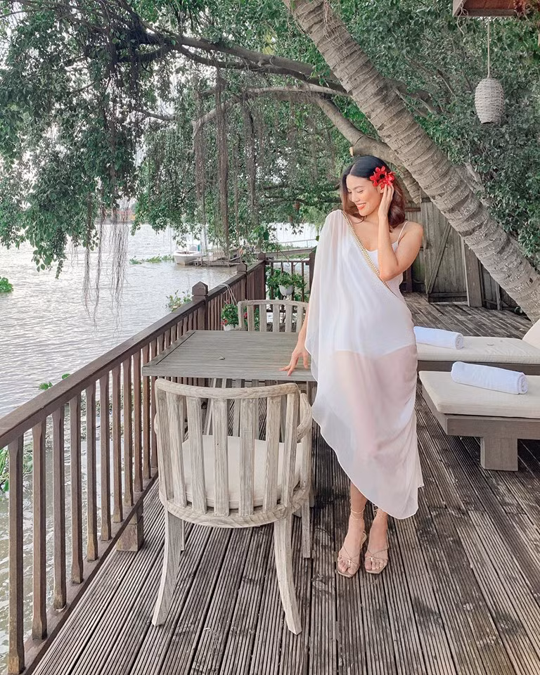 Dù đang mang bầu nhưng Lan Khuê vẫn tự tin mặc bikini gợi cảm mà không lộ bụng.