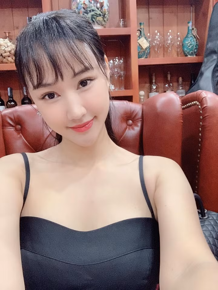 Sau khi tân trang vòng 1, Maya rất tự tin diện các trang phục gợi cảm khoe đôi gò bồng đào.