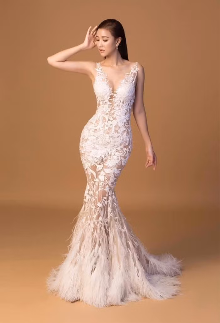 Kiểu váy ren xuyên thấu giúp người đẹp khoe hình thể bốc lửa. 