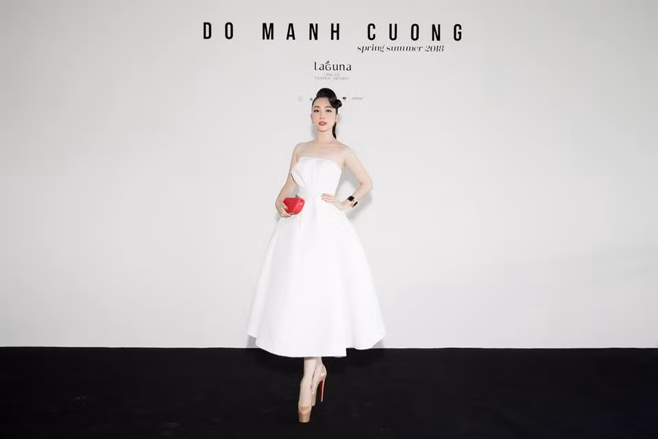 Diện chiếc đầm trắng cúp ngực đơn giản song nhìn Linh Nga như một nàng búp bê ngoài đời thực.