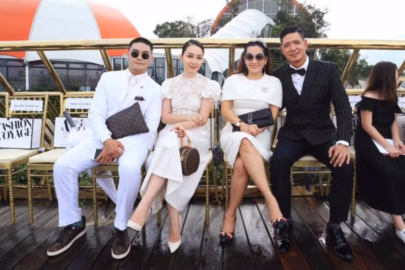 Linh Nga diện đầm trắng với giày trắng sang trọng.