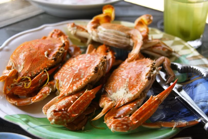 Ghẹ Hàm Ninh: Ghẹ ở Phú Quốc nơi nào cũng ngon, nhưng đặc sắc nhất là ghẹ Hàm Ninh. Ghẹ Hàm Ninh tuy nhỏ hơn nhiều nơi khác nhưng thịt chắc, ngọt, thơm, hương vị có thể chinh phục cả thực khách khó tính nhất.