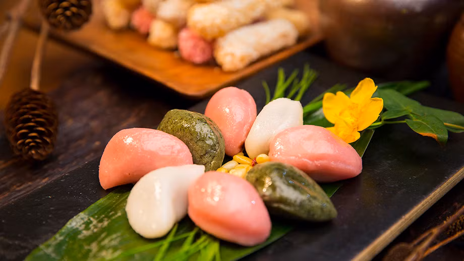 Người Hàn Quốc tin rằng bánh hình bán nguyệt tượng trưng cho một tương lai tươi sáng. Hình ảnh”trăng khuyết rồi sẽ tròn” như là một sự sinh sôi, nảy nở, sự mở rộng và phát triển trọn vẹn.