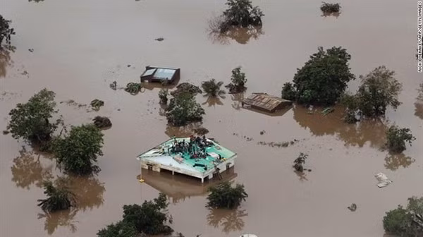 Lam viec tot, nguoi phu nu 71 tuoi duoc ty phu giau nhat Zimbabwe tang nha-Hinh-2