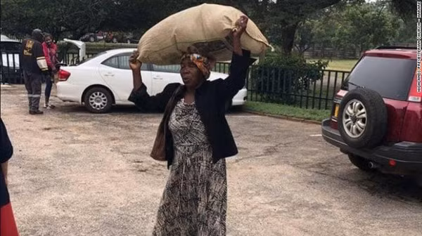 Lam viec tot, nguoi phu nu 71 tuoi duoc ty phu giau nhat Zimbabwe tang nha