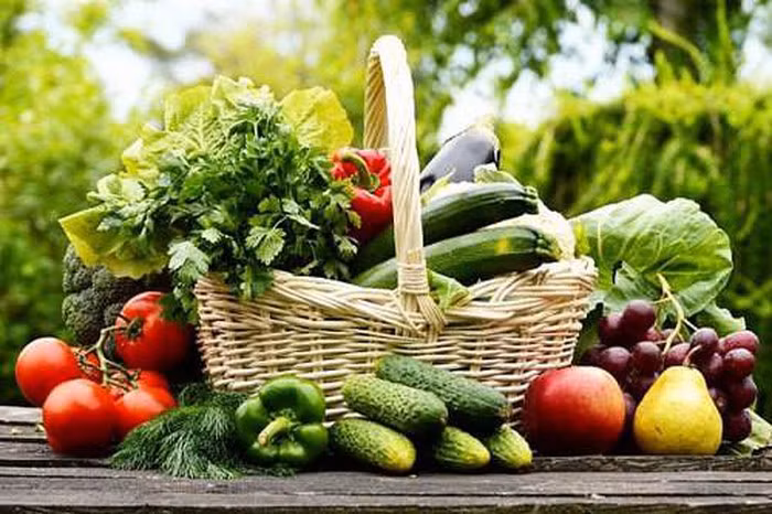 Rau quả như bông cải xanh, rau bina, cải xoăn, cà chua, ớt chuông... sẽ cung cấp cho cơ thể rất nhiều chất dinh dưỡng. Quỹ Gan Mỹ cho thấy một chế độ ăn uống lành mạnh có nhiều rau xanh để giảm các triệu chứng của bệnh gan nhiễm mỡ.