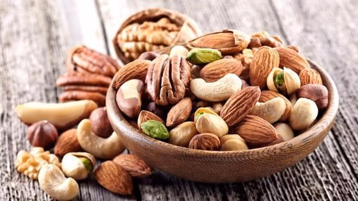 Thực phẩm chứa chất béo không bão hòa như quả óc chó, hạnh nhân và các loại hạt khác chứa axit béo Omega-3 giúp tăng cường sức khỏe tim, chức năng não và sức khỏe thể chất tổng thể. Những loại hạt này chứa axit béo omega-3 giúp cải thiện gan và ngăn ngừa bệnh gan nhiễm mỡ.
