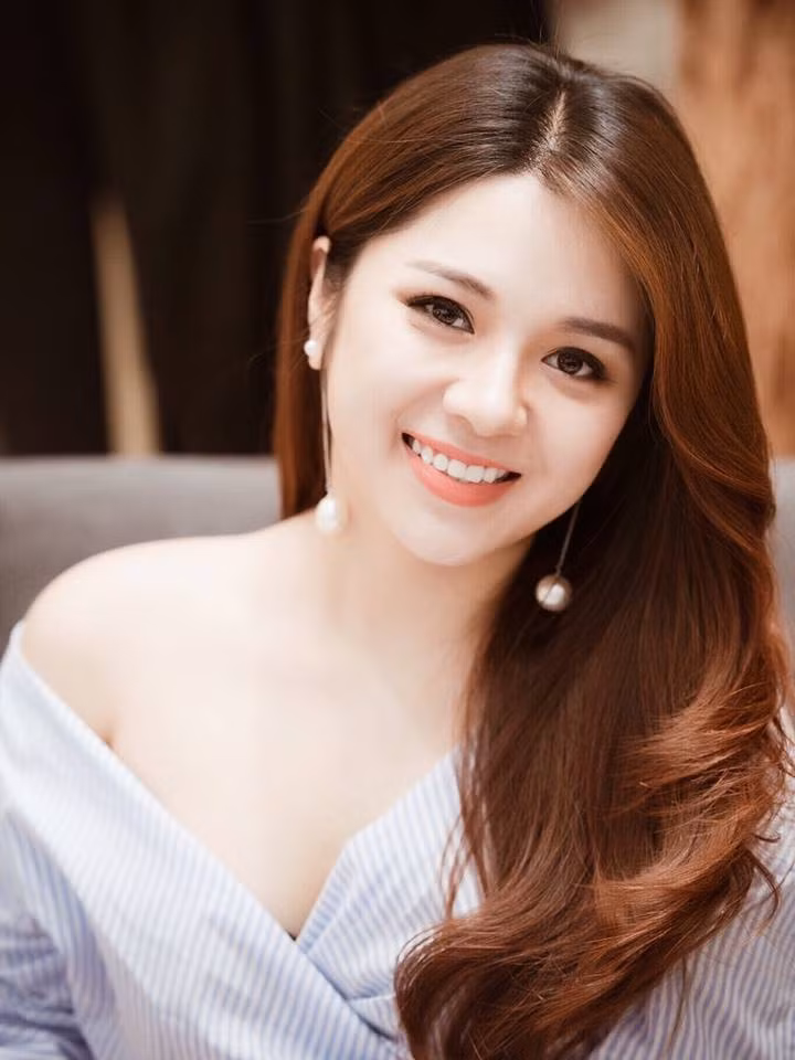 Chiếc áo khoe bờ vai trắng nõn.