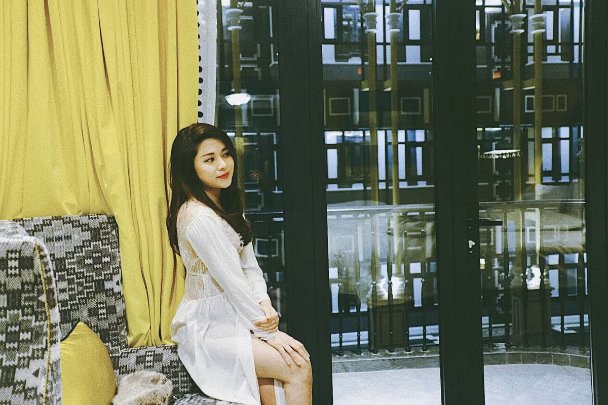 Nữ MC diện chiếc đầm trắng xuyên thấu sexy. 