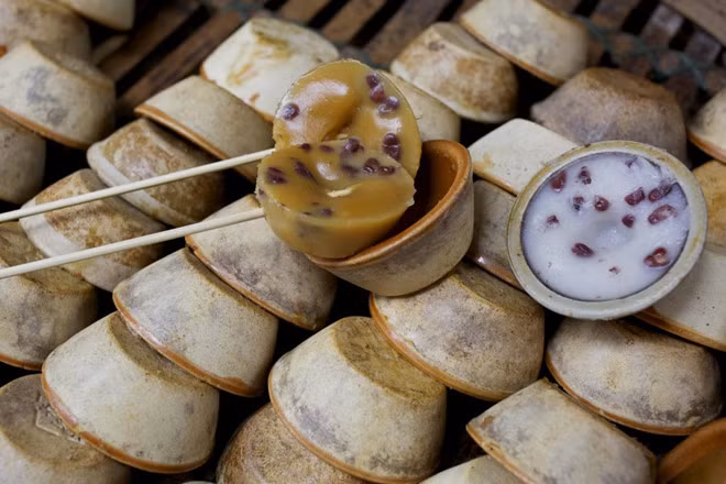 Put Chai Ko (Bánh đúc đậu đỏ): Khi ăn Put Chai Ko, bạn sẽ có cảm giác giống như bánh đúc của Việt Nam. Tuy nhiên với phần nhân đậu đỏ ngọt pha chút bùi tạo cảm giác rất độc đáo, lạ miệng. Ảnh: Internet.