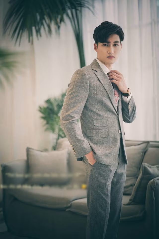 Ngoài đời, Đình Tú có phong cách thời trang lịch lãm khác hẳn trong phim.