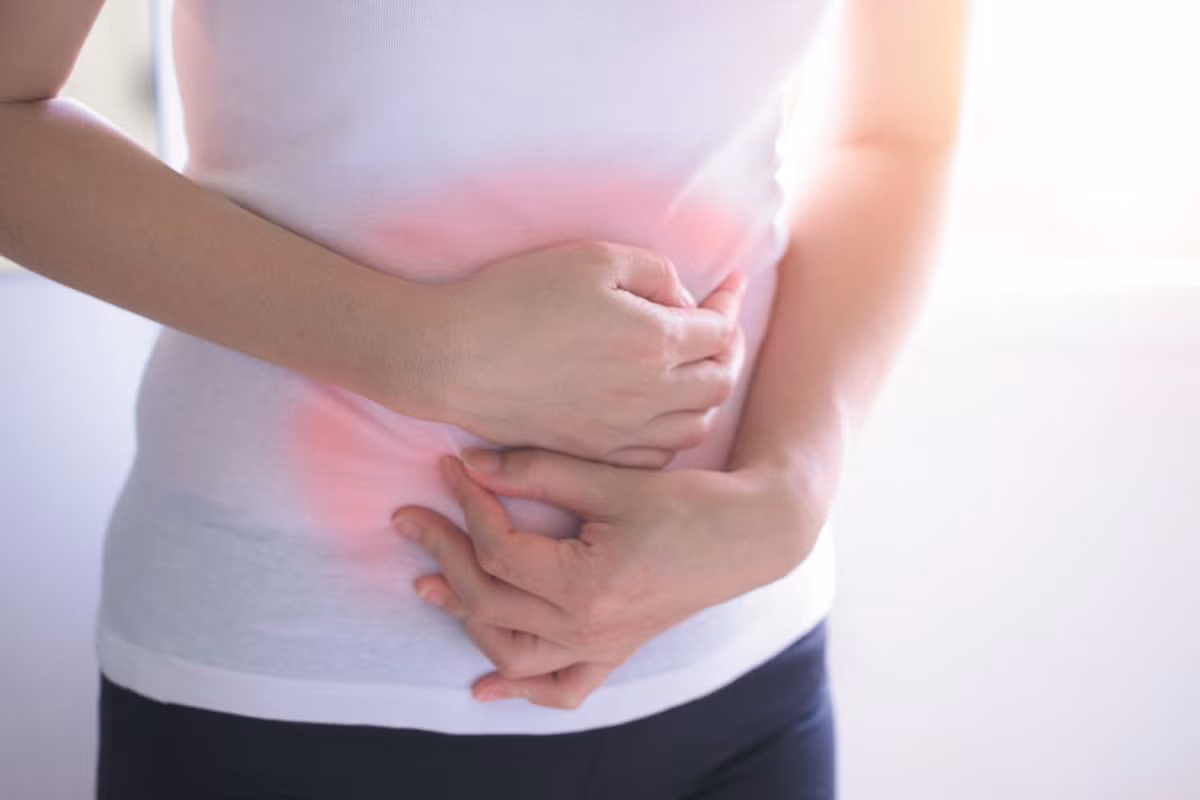 Tiêu chảy ngược lại với táo bón, người bị tiêu chảy có phân lỏng, do nhiễm trùng dạ dày hoặc vì các lý do khác. Các vi khuẩn trong phân lỏng bị nhiễm độc có thể đi vào đường tiểu, vì trực tràng và niệu đạo ở gần đường tiểu nên có thể gây nhiễm trùng đường tiểu.