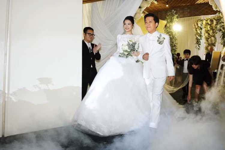 Mặc dù không quá nhiều món nhưng thực đơn trong đám cưới Trường Giang - Nhã Phương đều được chế biến từ những nguyên liệu đắt đỏ. Theo dự tính, mỗi bàn tiệc mà nam danh hài đãi khách có giá khoảng từ 15 - 20 triệu đồng.