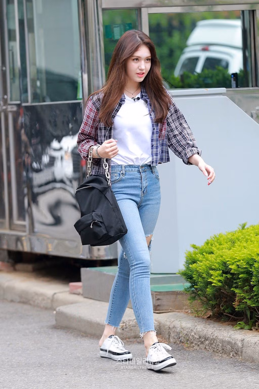 Style đường phố của cô nàng khá khỏe khoắn và cá tính.