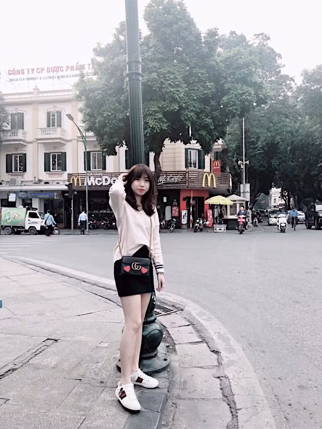 Cô mặc áo thun với quần short cực ngắn khéo khoe đôi chân dài miên man.
