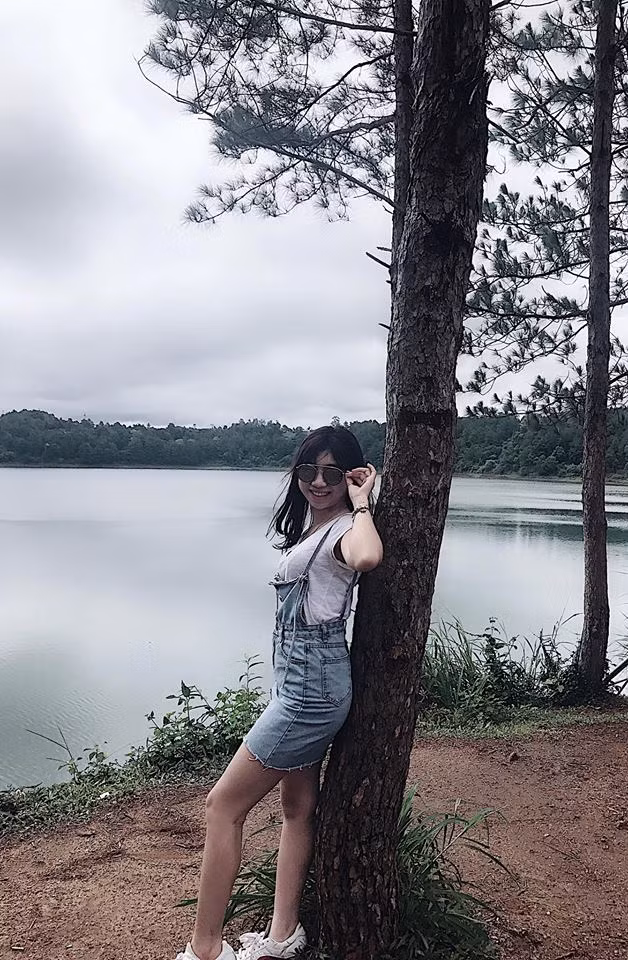 Cô mặc áo phông và yếm bò trông cực khỏe khoắn và trẻ trung. Ảnh: Internet.