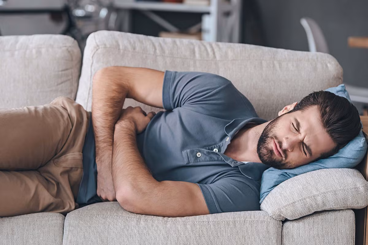Đau dạ dày hoặc buồn nôn: Bạn nên đi khám nếu bạn nhận thấy cơn co thắt dạ dày kéo dài hoặc bắt đầu cảm thấy buồn nôn mọi lúc. Đó cũng có thể báo hiệu bệnh bạch cầu hoặc thực quản, gan, tuyến tụy, hoặc ung thư đại trực tràng.
