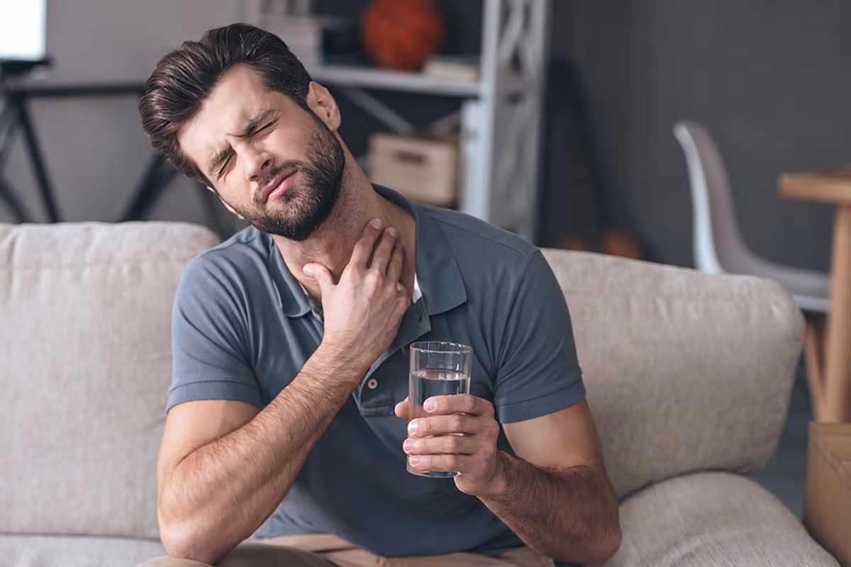 Khó nuốt: Đau họng kéo dài trong vài tuần và trở nặng hơn có thể là triệu chứng của ung thư cổ họng hoặc ung thư dạ dày hay ung thư phổi.