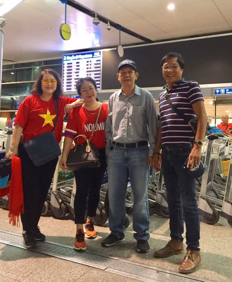 Anh thường mặc áo phông kẻ trẻ trung.