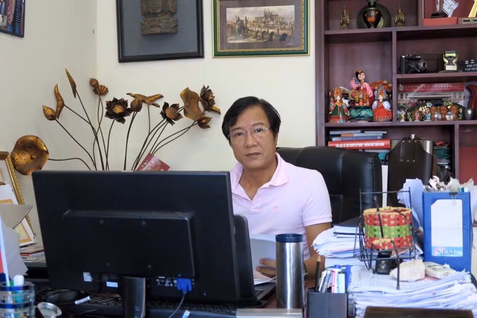 Trang phục phổ biến của nam diễn viên là áo phông với đủ các tông màu.