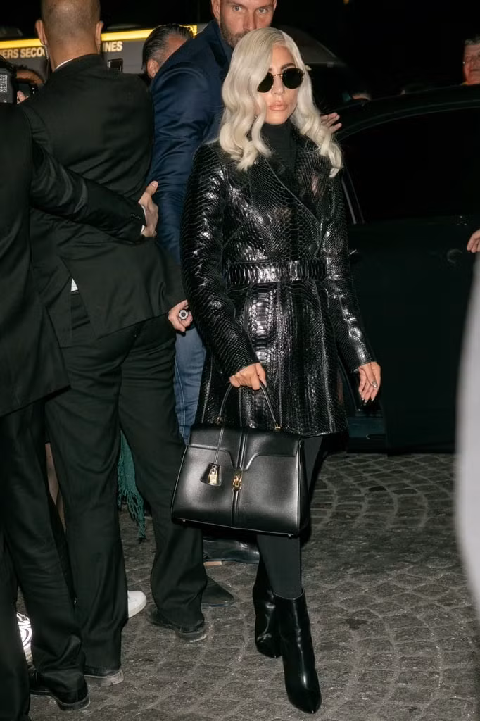 Lady Gaga xuất hiện trong một bộ đồ da đen bóng kín đáo của Azzedine Alaïa và túi xách Céline nhưng vẫn thể hiện được cá tính nổi loạn của cô.