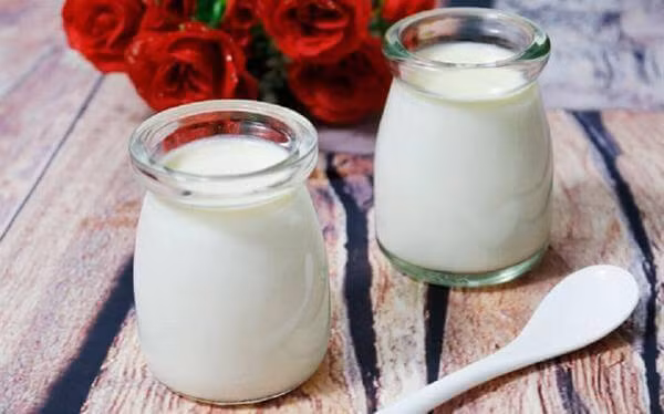 Sữa chua có thể giúp giảm cảm giác thèm ăn và kiểm soát cơn thèm đồ ngọt của bạn. Một nghiên cứu cho thấy những phụ nữ ăn sữa chua Hy Lạp giàu protein cho bữa ăn nhẹ buổi chiều sẽ ít đói hơn và ăn ít hơn sau đó trong ngày.