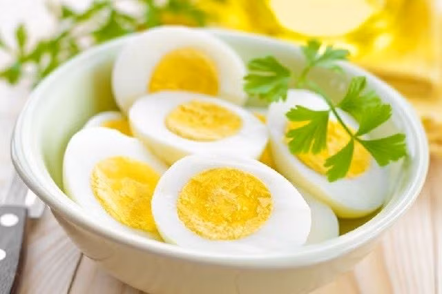 Quả trứng: Trứng có nhiều chất đạm nên ăn chúng có thể giúp no lâu hơn trong thời gian dài. Cảm giác thèm ăn ngọt thường xảy ra khi chúng ta cảm thấy đói và lượng đường huyết hạ xuống, vì vậy việc ăn trứng có thể giúp bạn tránh xa đồ ngọt.