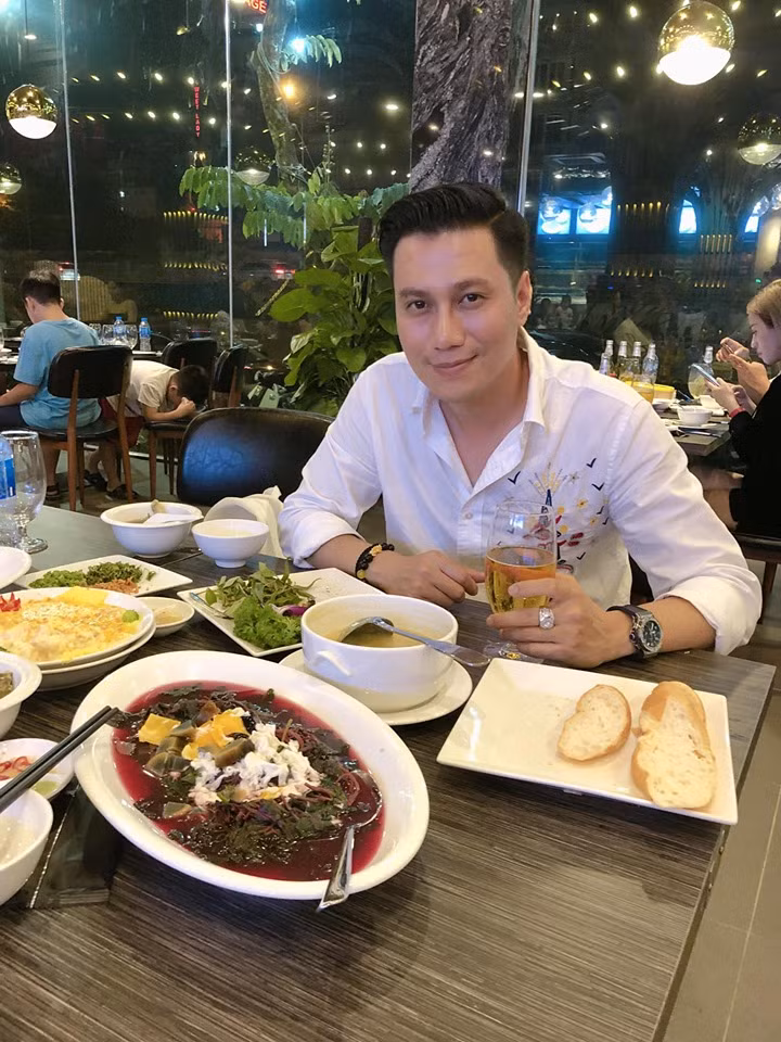 Trước khi đụng “dao kéo” làm đẹp, nam diễn viên sinh năm 1982 này đã sở hữu một ngoại hình điển trai, chuẩn soái ca. Vì vậy, khi Việt Anh công khai nhan sắc sau thẩm mỹ, người hâm mộ hết sức bất ngờ.
