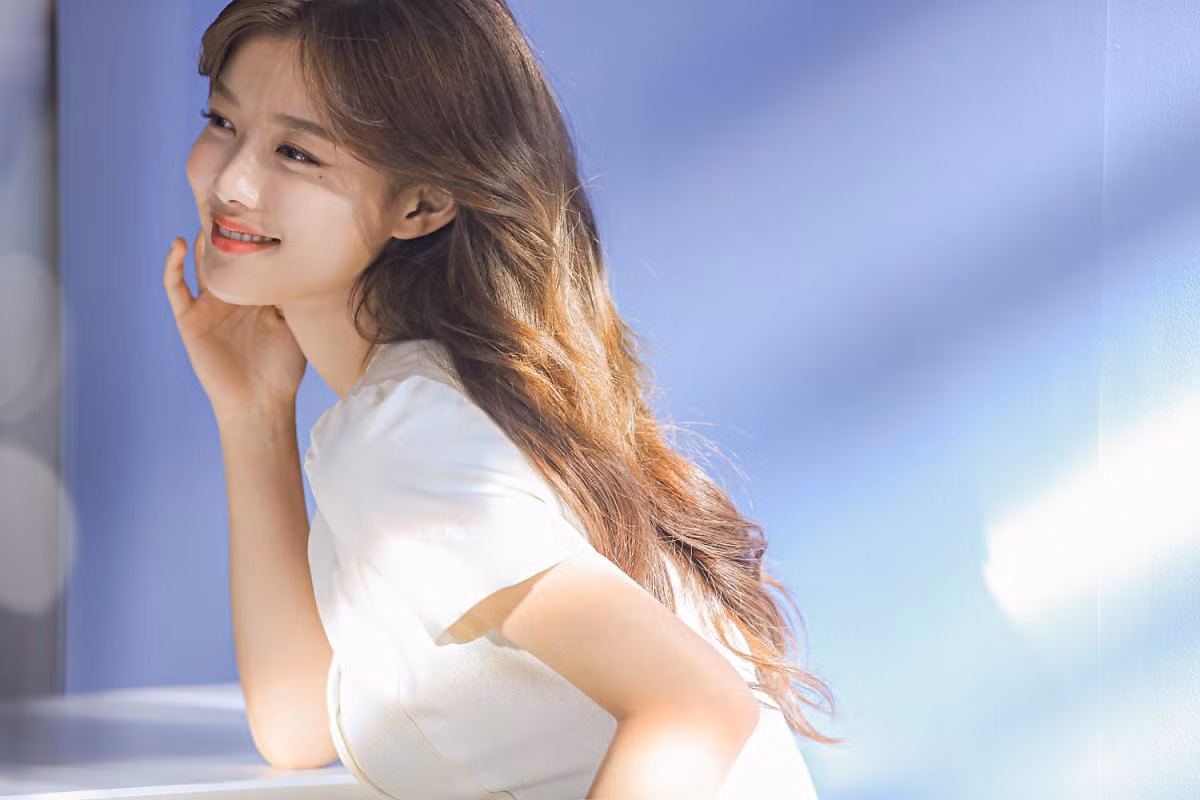 Nhờ có gu thời trang tinh tế, cô được nhiều tạp chí Hàn Quốc mời làm gương mặt trang bìa và là gương mặt đại diện cho nhiều hãng thời trang lớn.